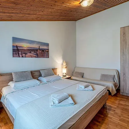 1 Bedroom Gorgeous In Medulin